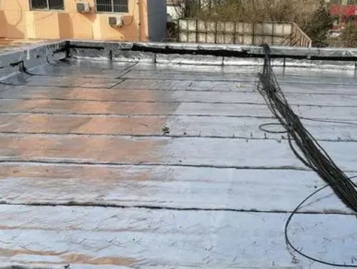 罗甸卫生间漏水维修公司分享下罗甸屋面楼顶防水刚性防水层施工要点。
